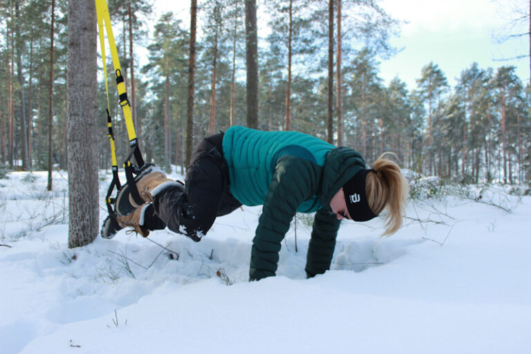TRX harjoittelua talvella lumisessa metsässä